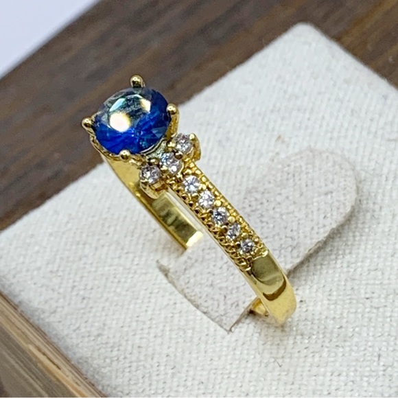 NEW  gold plated blue sapphire glass cocktail ring with clear side stones size 7 - Picture 8 of 9